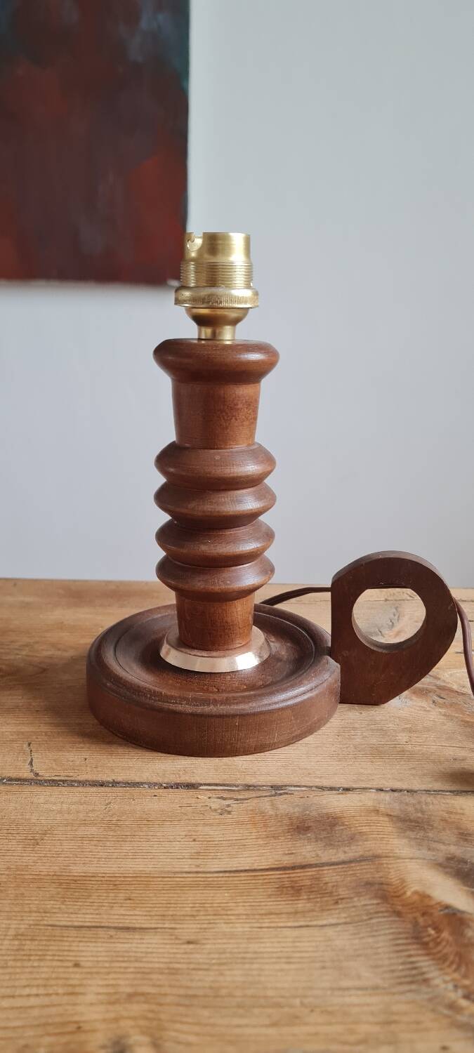Table lamp in turned wood