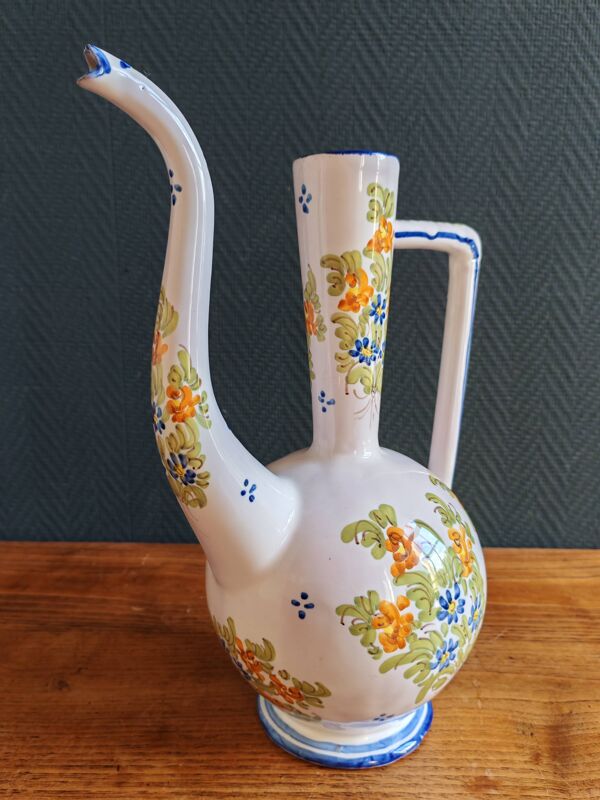 Aiguière, pichet vintage en faïence émaillée à décor floral peint à la main
