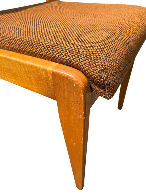 Suite de 4 chaises traîneau vintage en bois blond et tissu brun – années 60