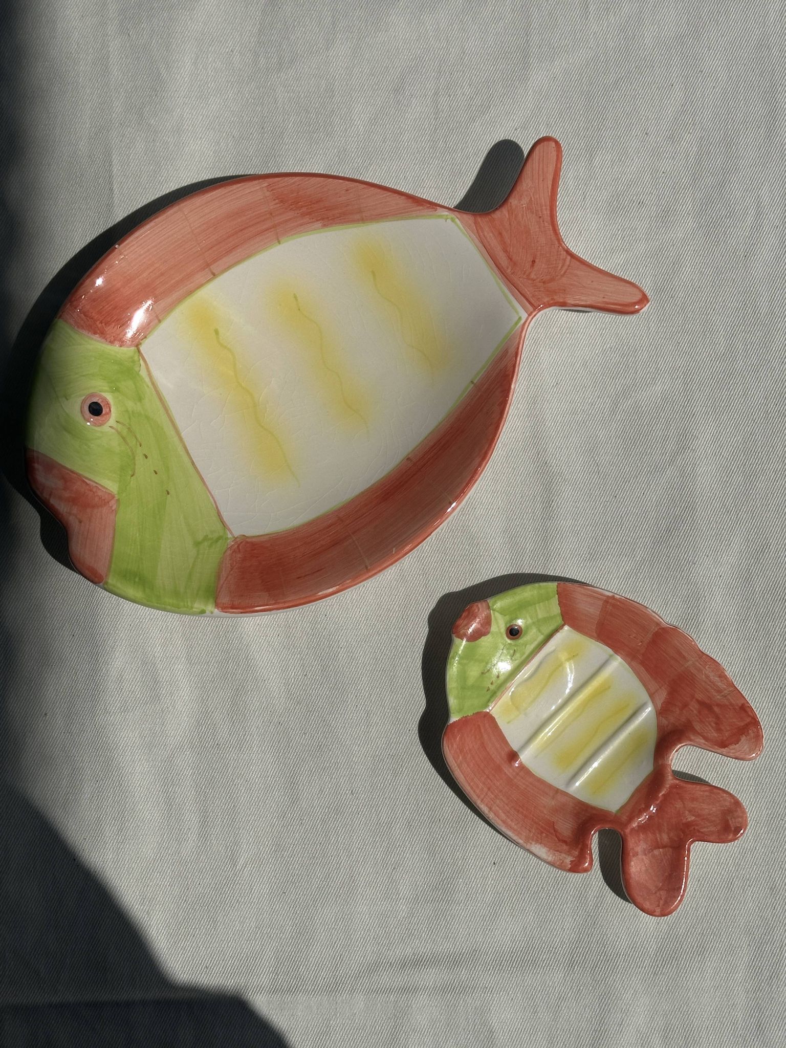 Duo of dishes in the shape of vintage colorful fish