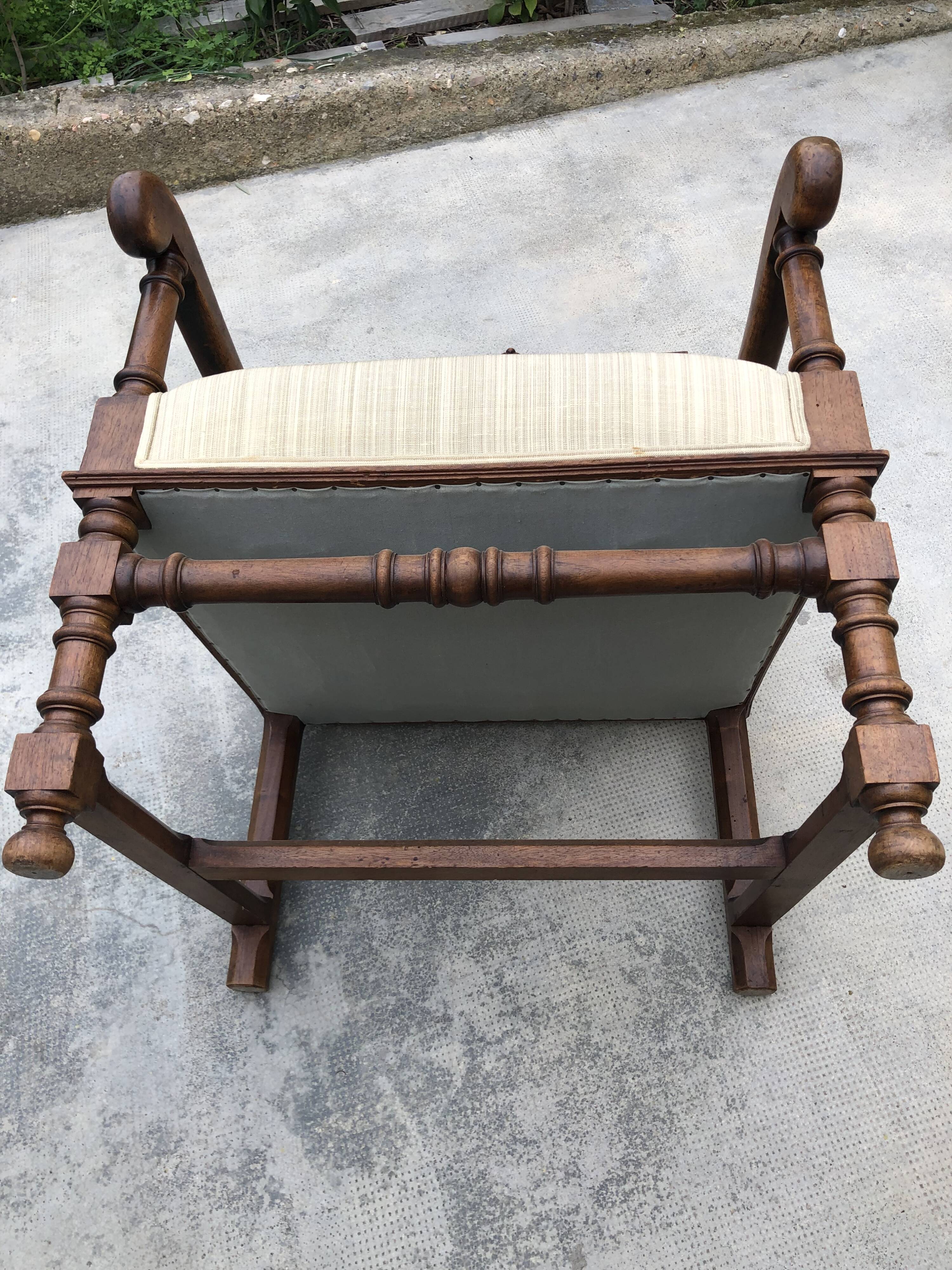 Set of 2 family armchairs, in walnut, in classic style. Late 17th century.
