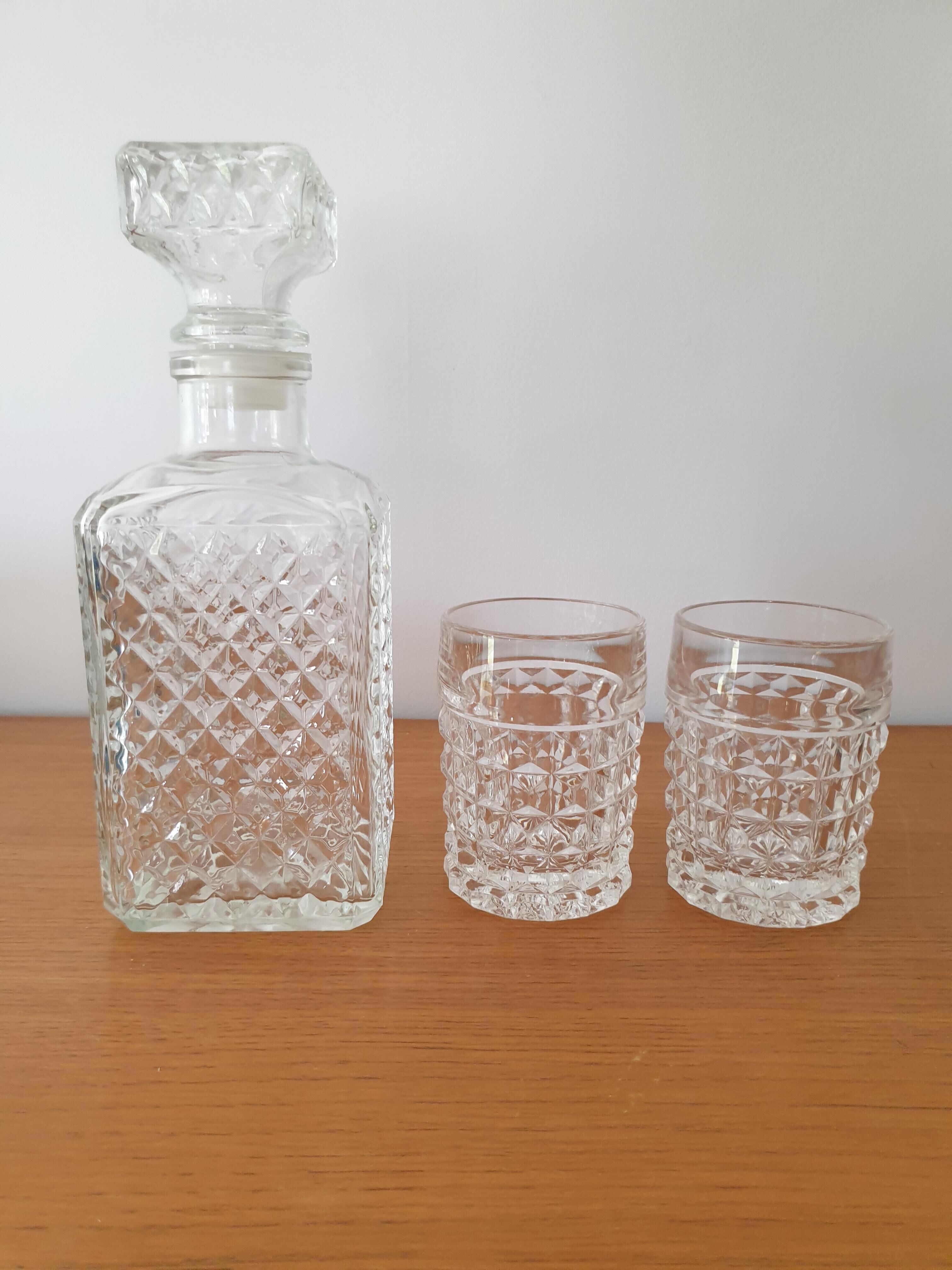 Whisky carafe and its 2 glasses