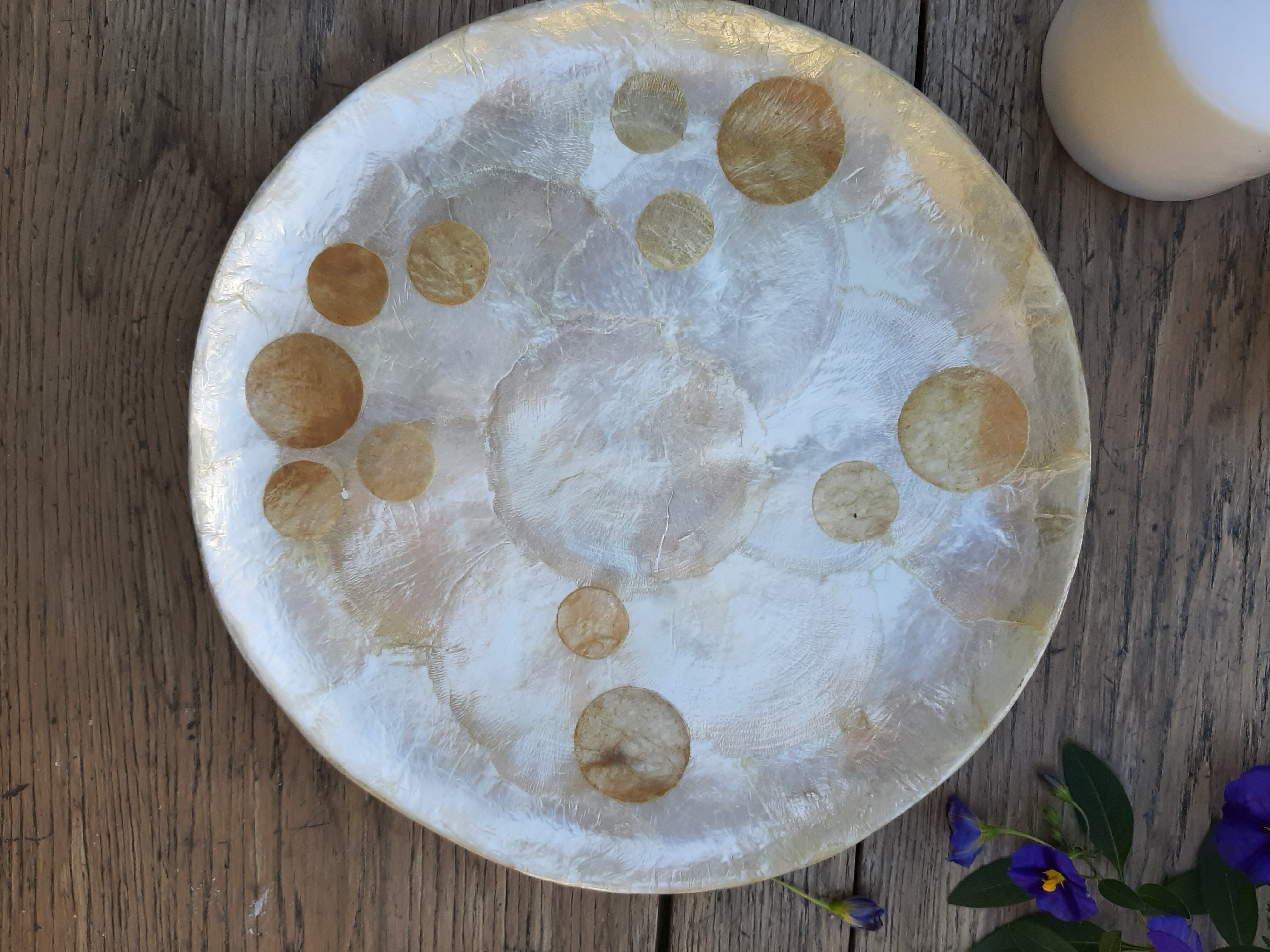 Mother-of-pearl plate