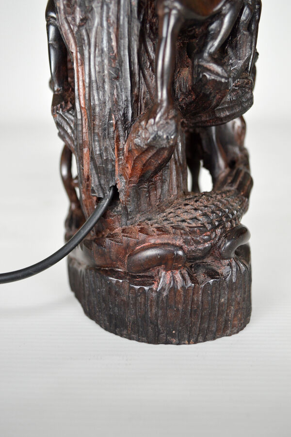 Lampe africaine en ébène sculpté, ''Chasseurs, buffle et crocodile