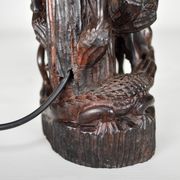 Lampe africaine en ébène sculpté, "Chasseurs, buffle et crocodile"