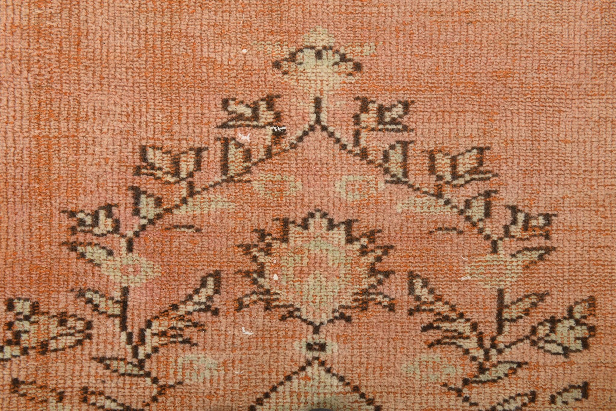 Tapis vintage rose poudré fait main en laine, style oriental doux
