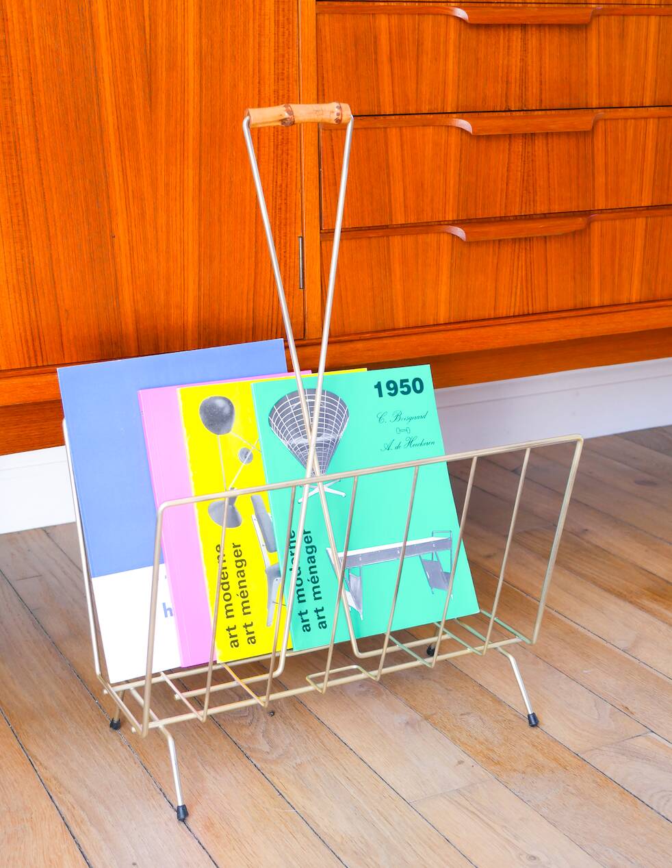 Magazine rack in gilded brass and bamboo handle, 1950