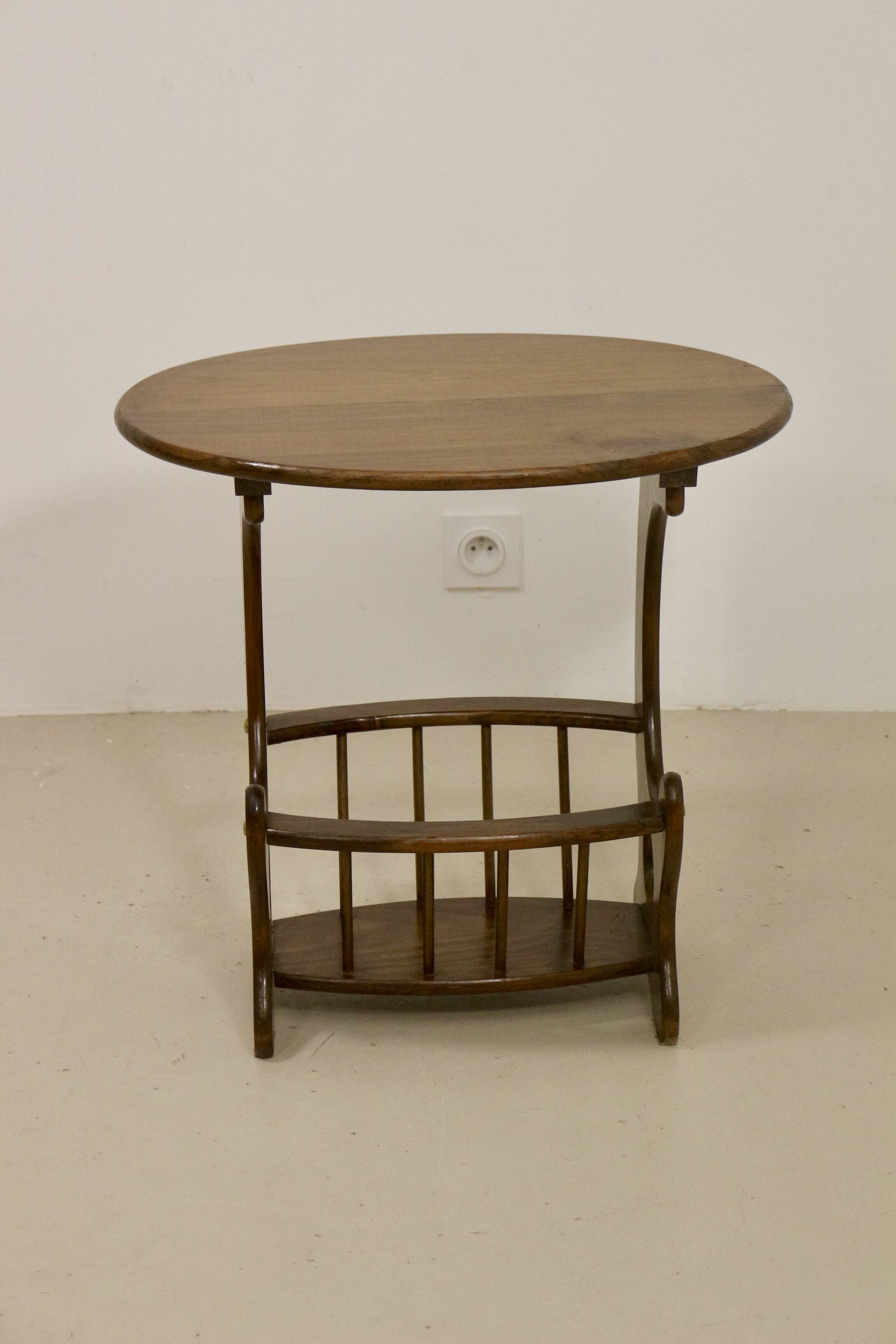 Wooden living room coffee table with magazine storage rack. Ref MIA