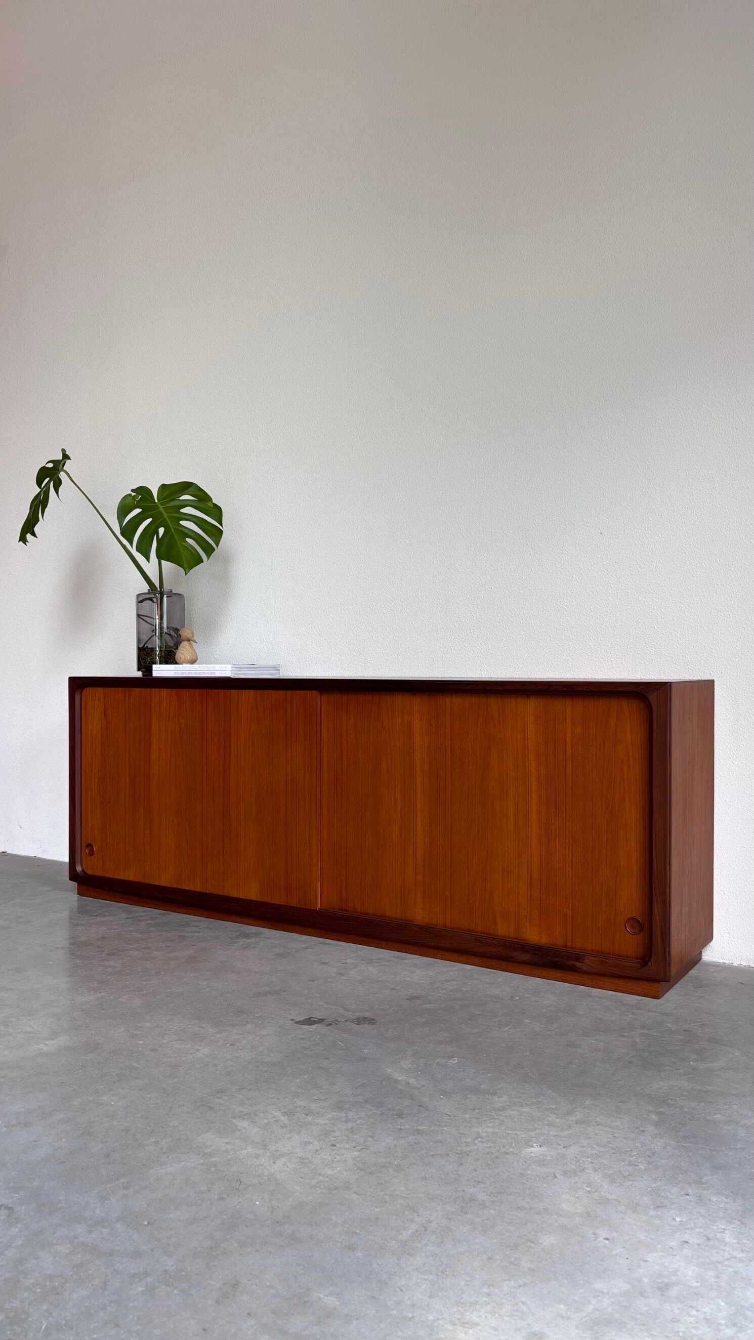 Basse vintage danoise en teck sur plinthe
