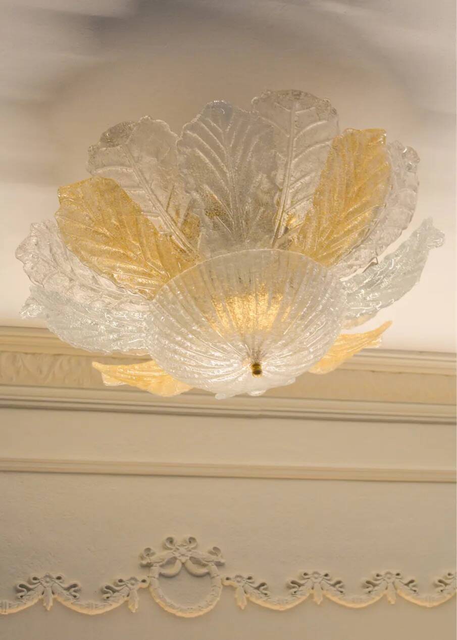 Chandelier/plafonnier vintage en Murano avec 16 feuilles blanches et ambrées.