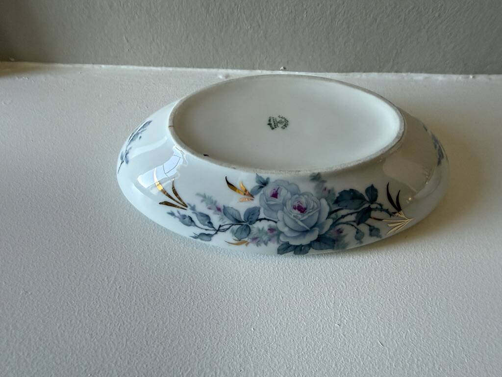 Oval bonbonnière in Limoges porcelain - rose decoration