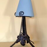 Lampe Art Nouveau en fer forgé et abat-jour en verre opaque bleu