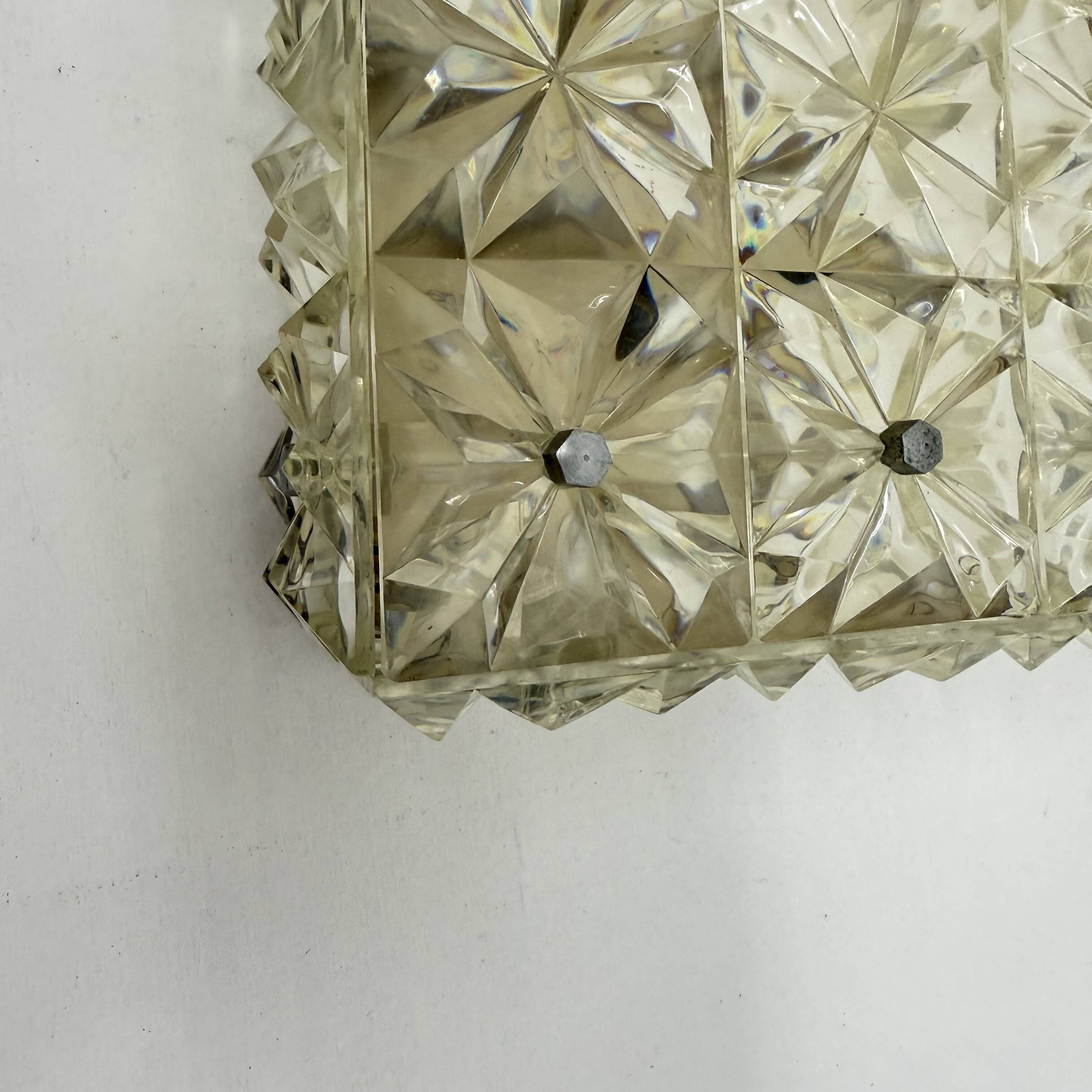 Lampe de plafond en lucite des années 1970, style milieu de siècle.