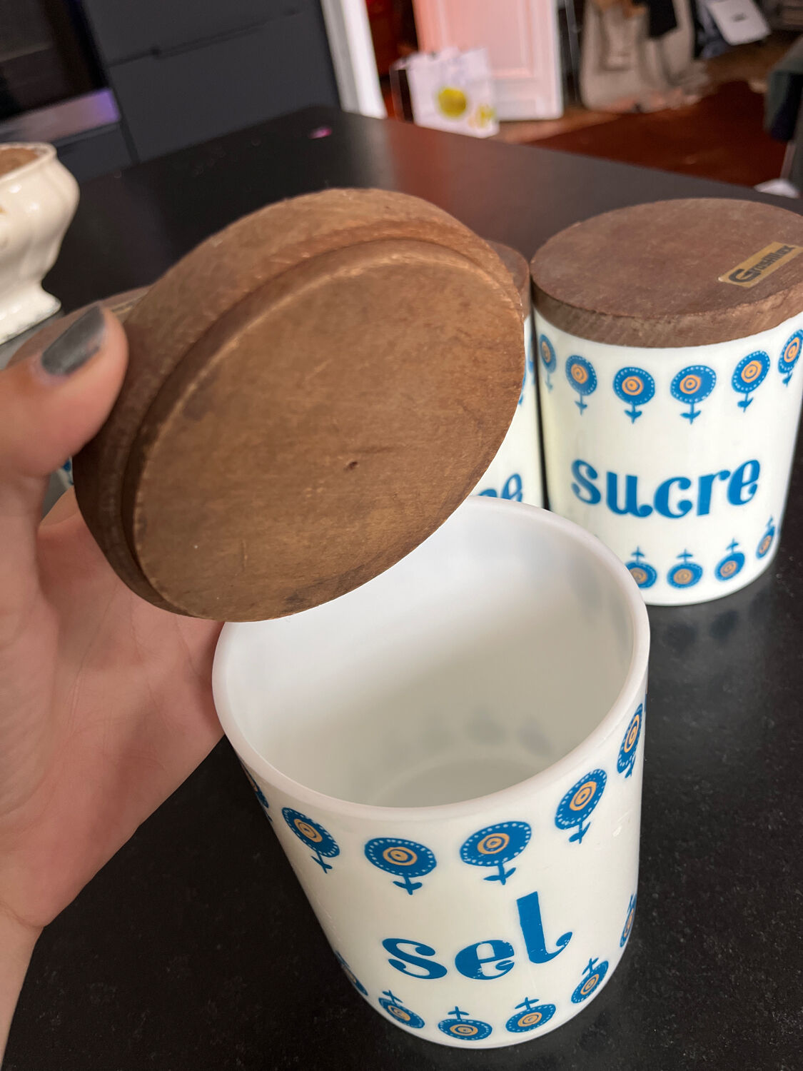 Grosfillex plastic spice pot