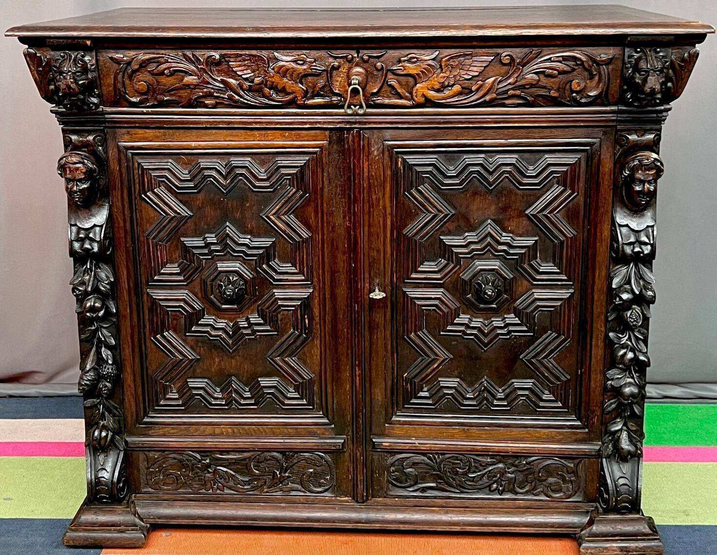 Commode de style Renaissance.