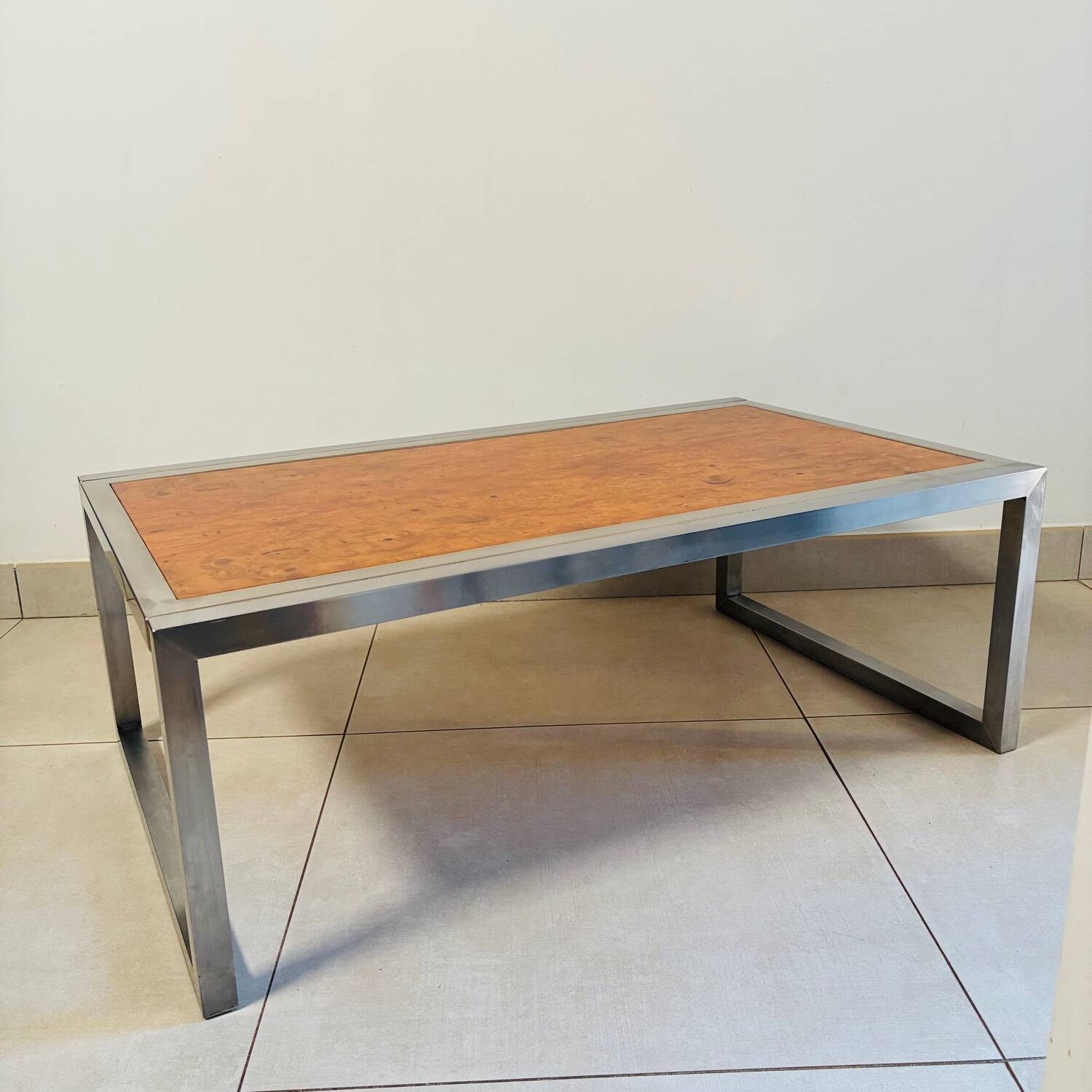 Vintage coffee table in elm burl and stainless steel base – Design 1970