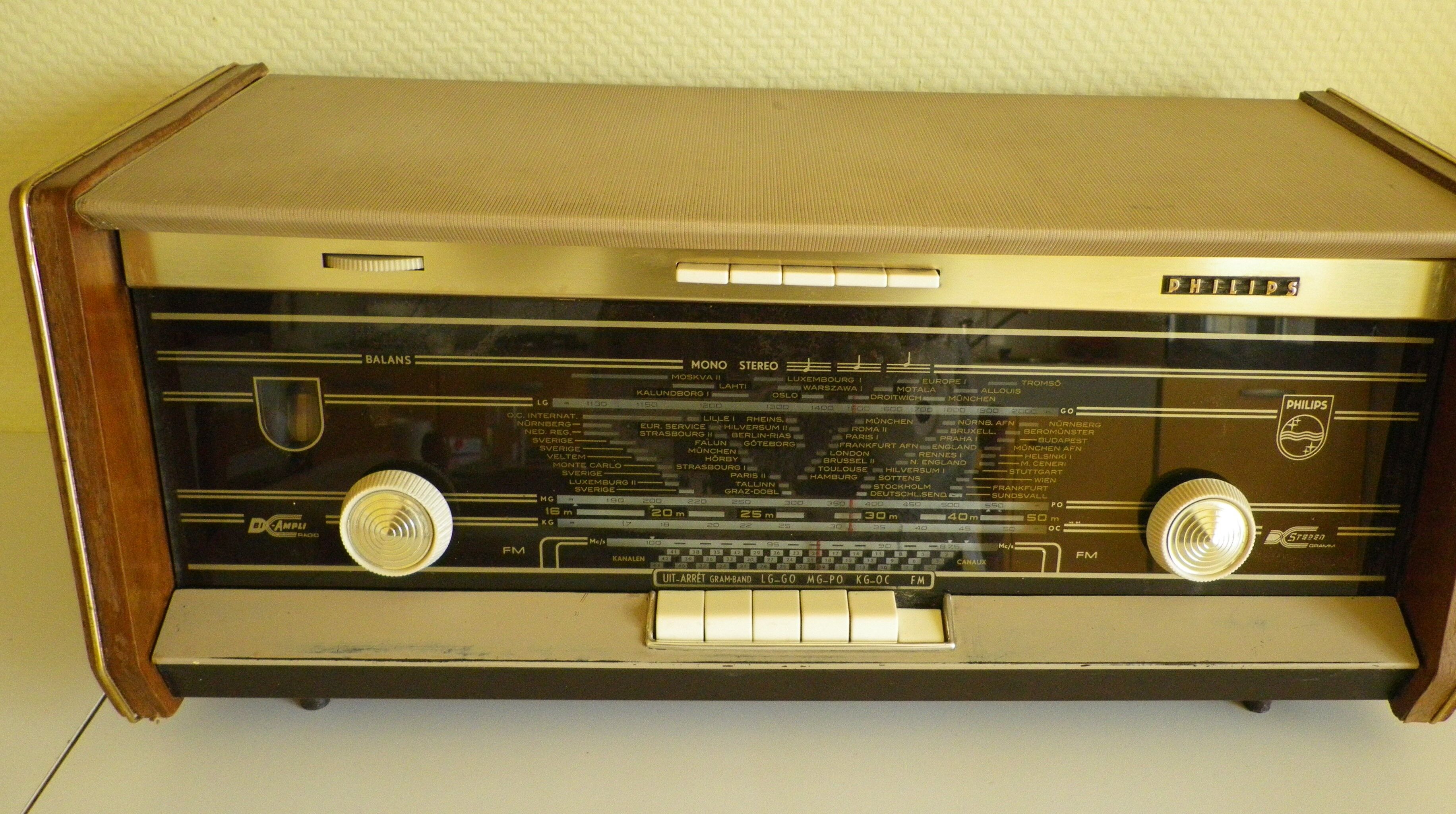 Wood, glass, bakelite, vinyl and brass radio - Bi-amp radio - Philips