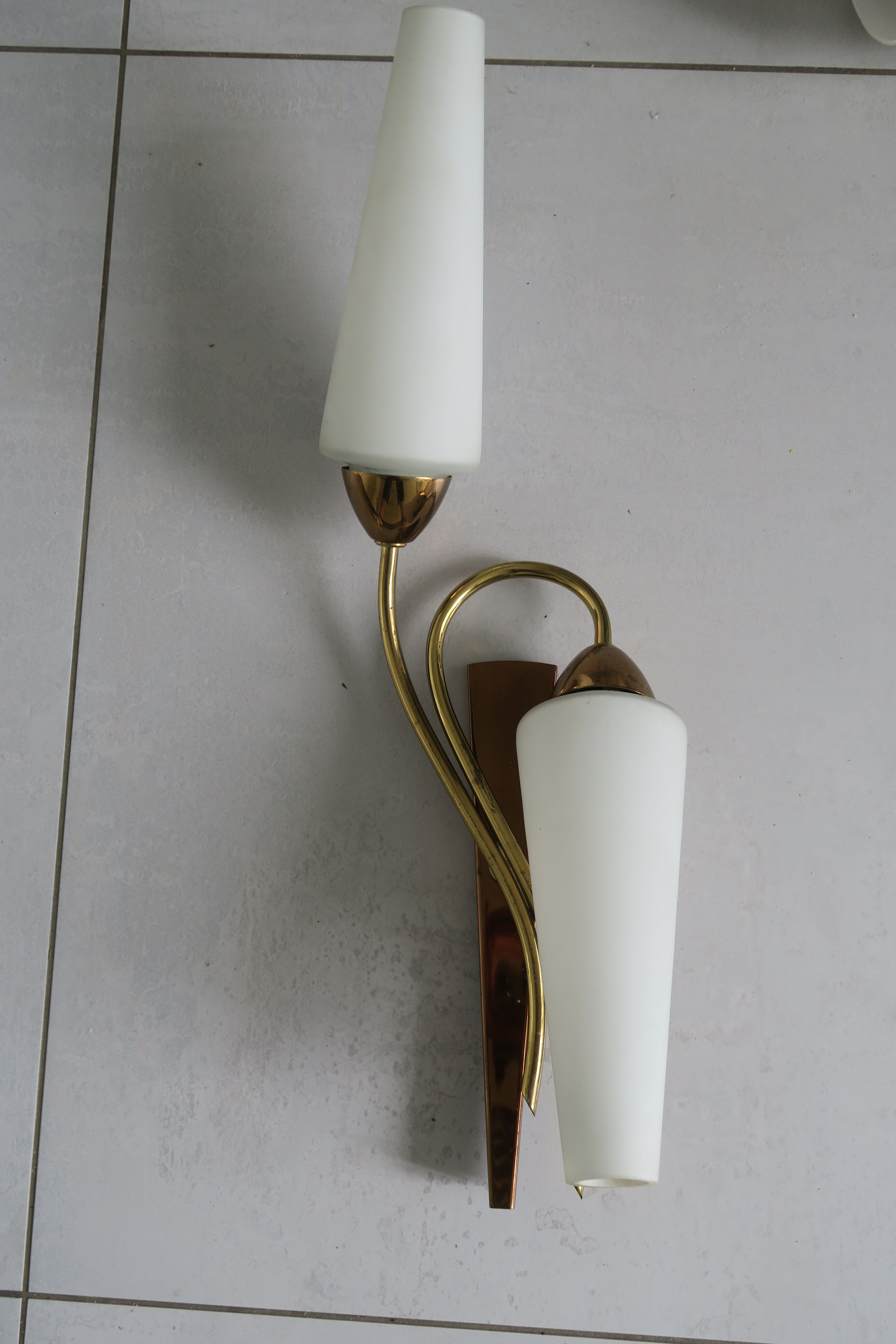 Applique double verre opalin et laiton 2 tons