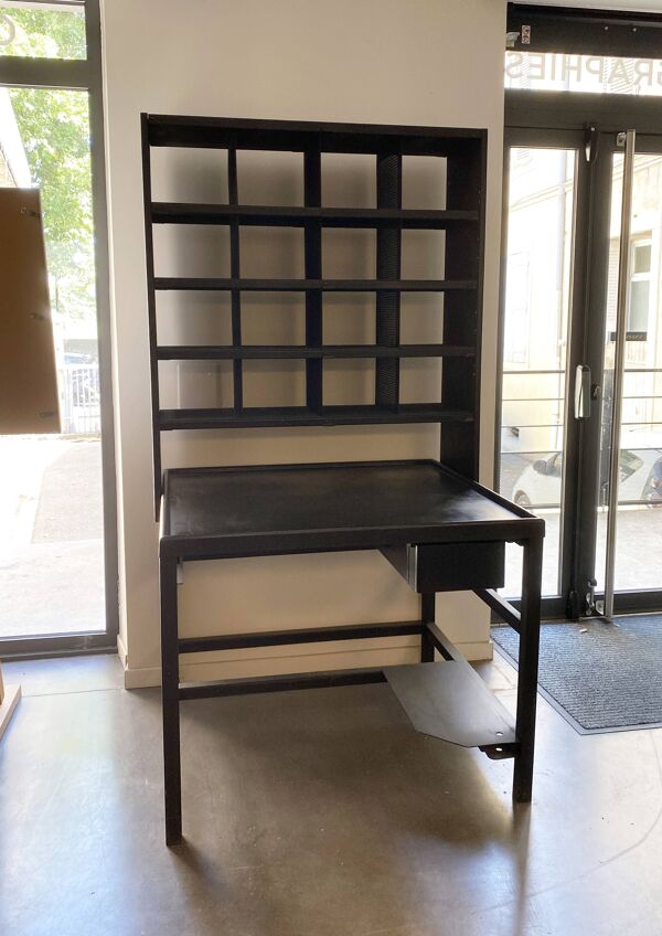 Bureau de tri postal avec la partie haute coulissante d'avant en arrière