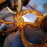 Paire de miroirs en bronze ciselé et doré formant appliques
