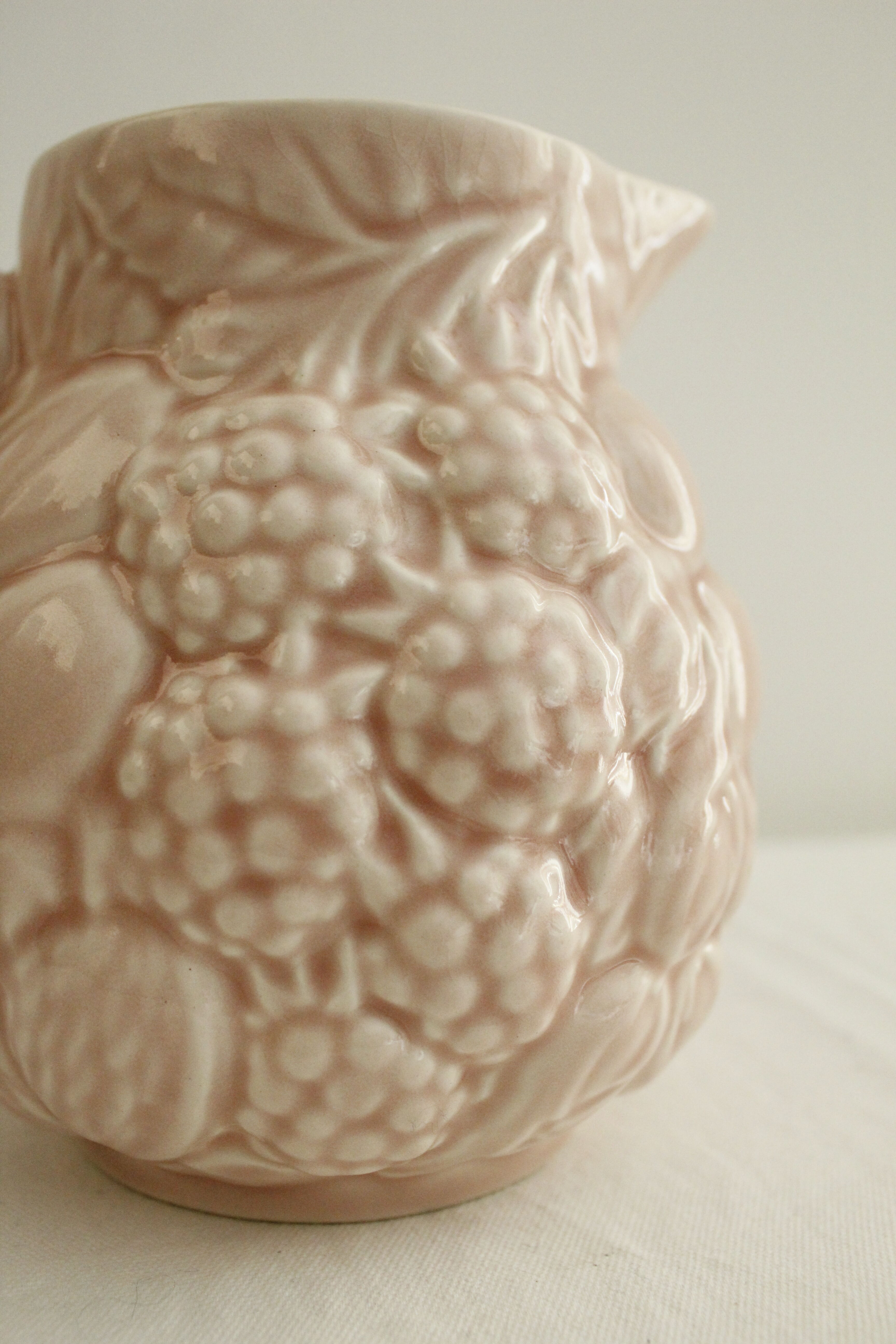 Pink pitcher - glazed ceramics - raspberry reliefs - Salins les Bains