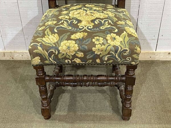 Suite de 6 chaises louis xiii en hêtre des années 1950