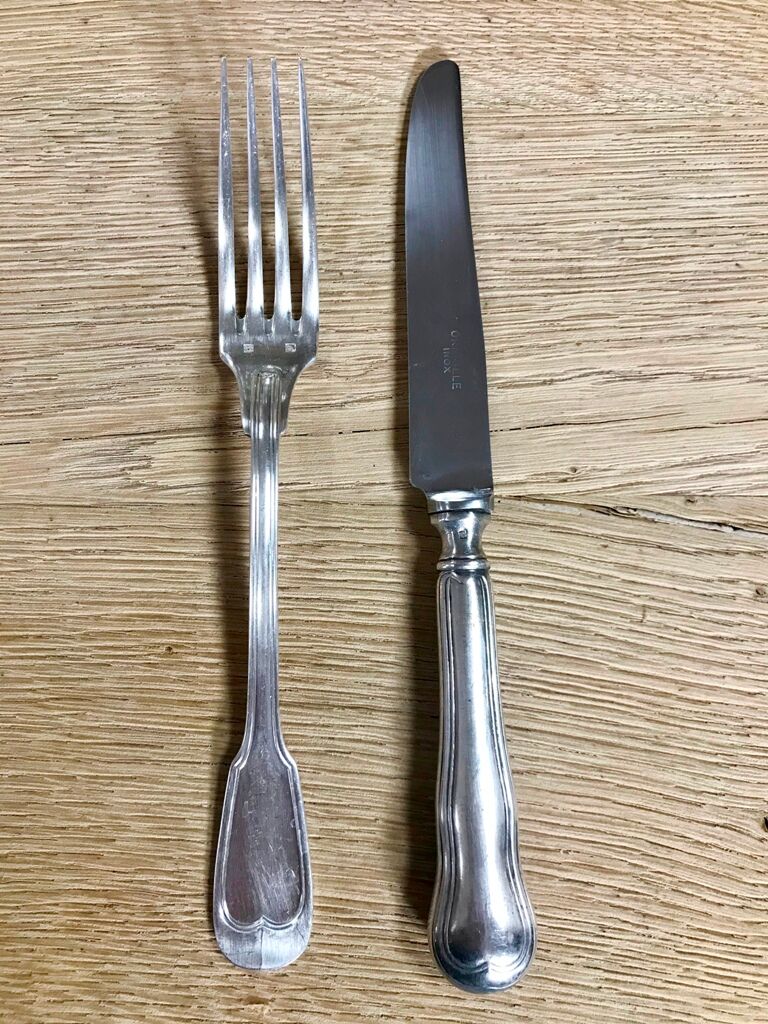 Set of 12 forks and knives in silver metal