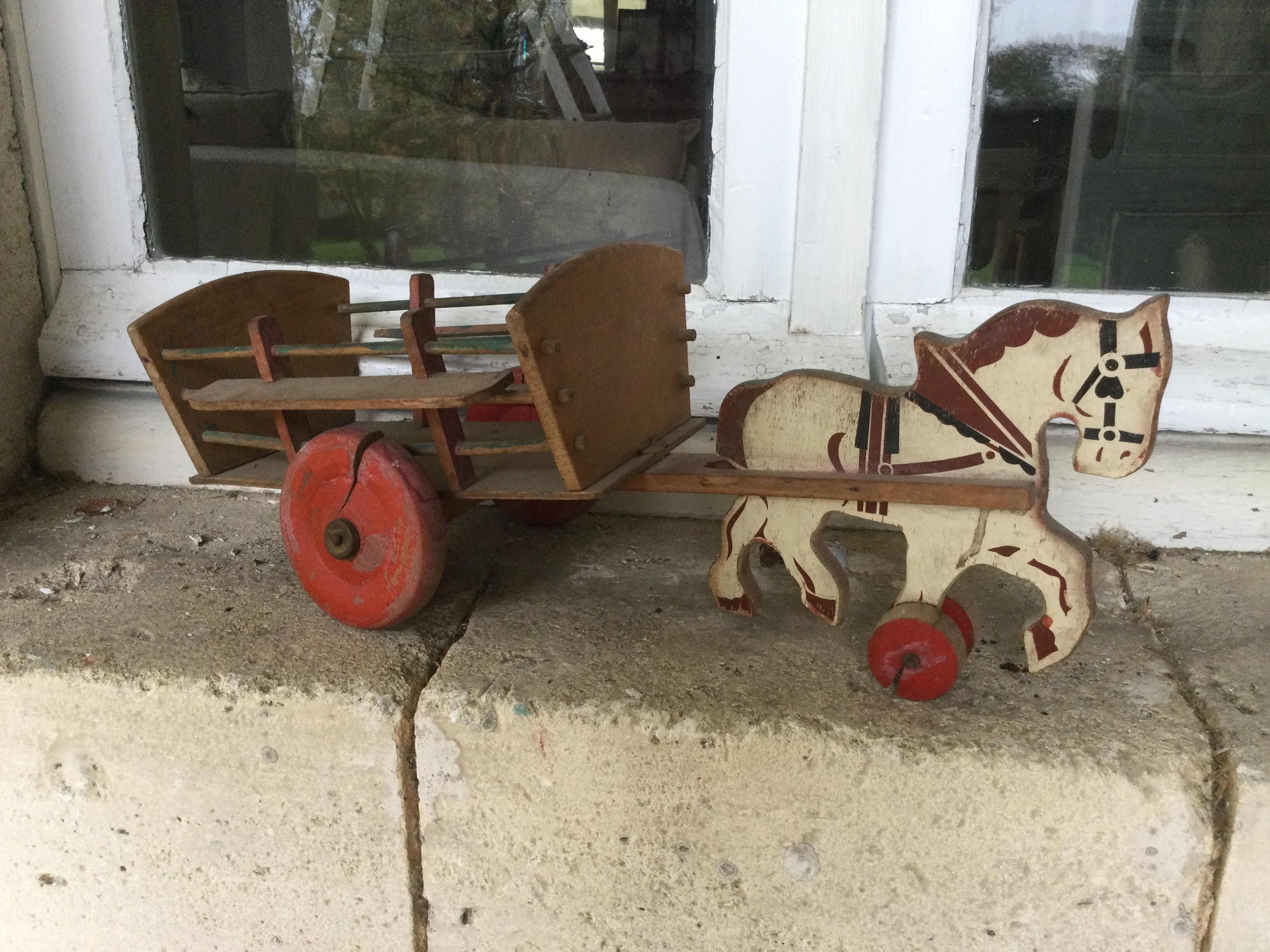 Cheval avec chariot ancien en bois