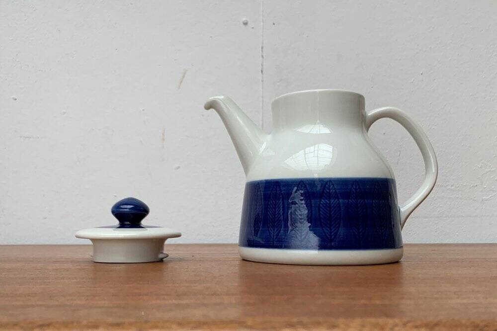 Coffee pot from the Koka Bleu series, Blau, Bla Swedish mid-century by Hertha Bengtson for Rörstrand, 1950s.