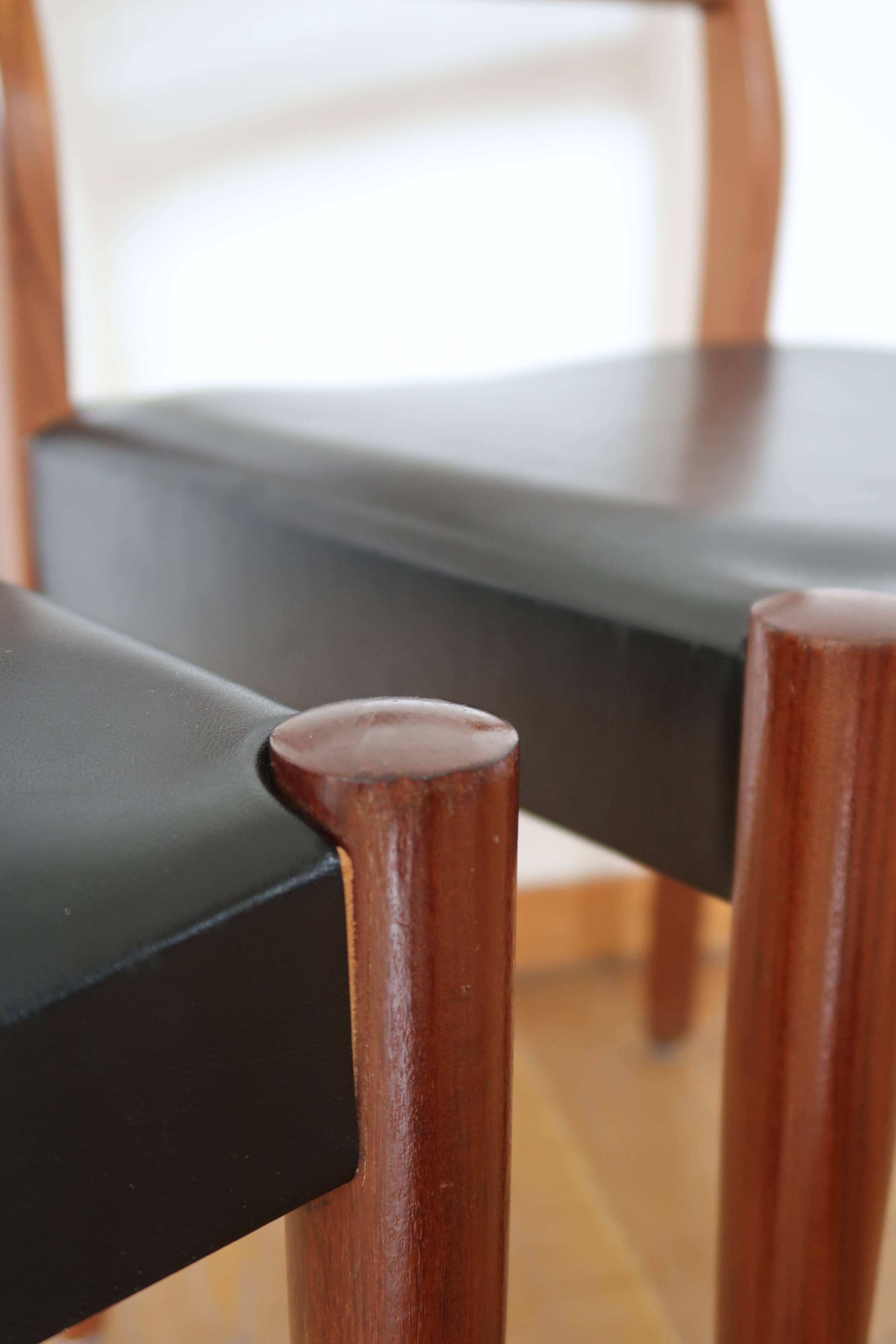 Pair of Scandinavian chairs skaï/teak