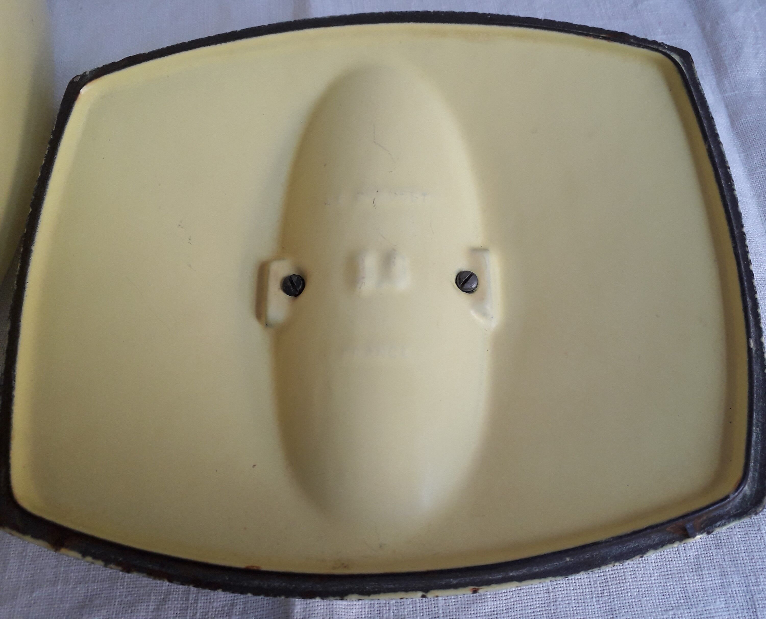 Cocotte en fonte émaillée jaune Le Creuset design Raymond Loewy