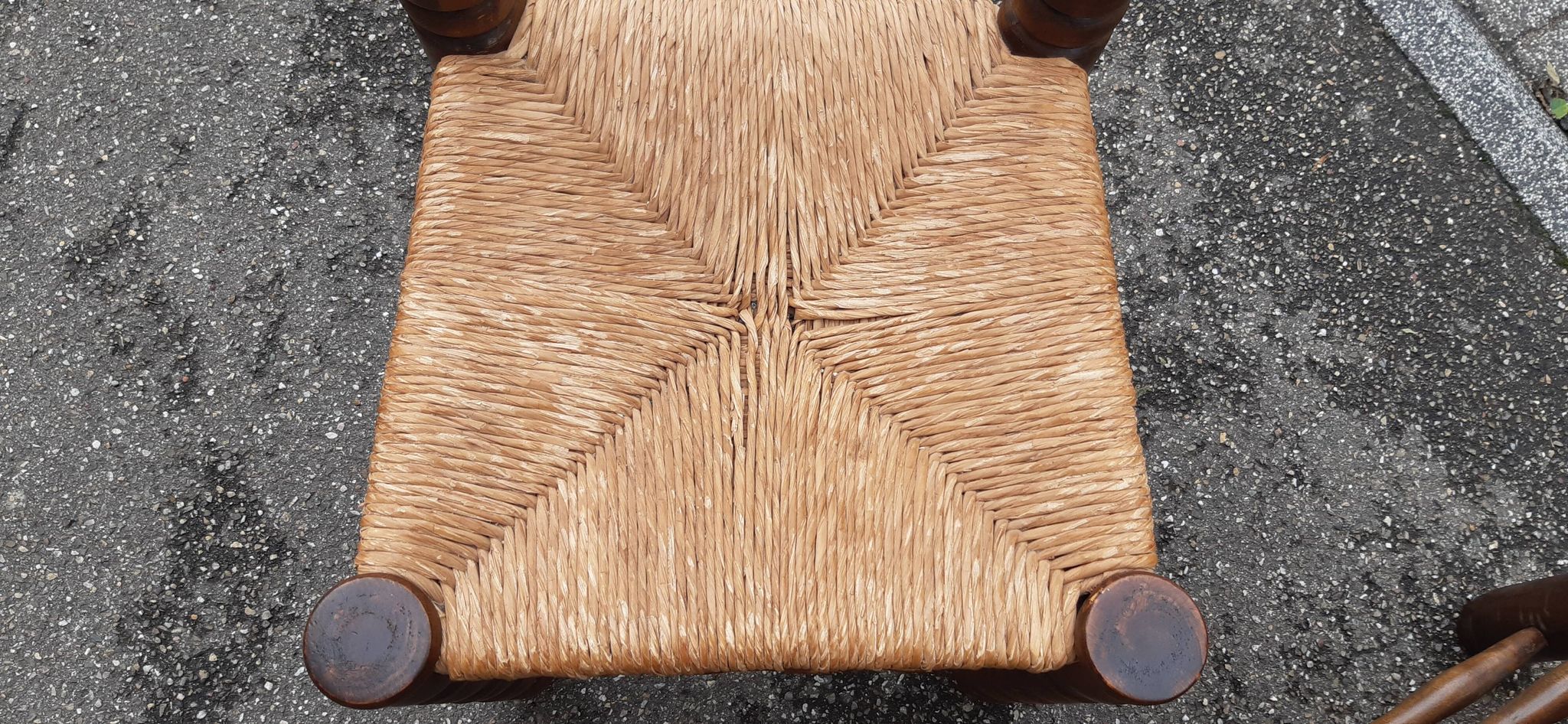 4 chaises brutalistes en bois tourné et paille