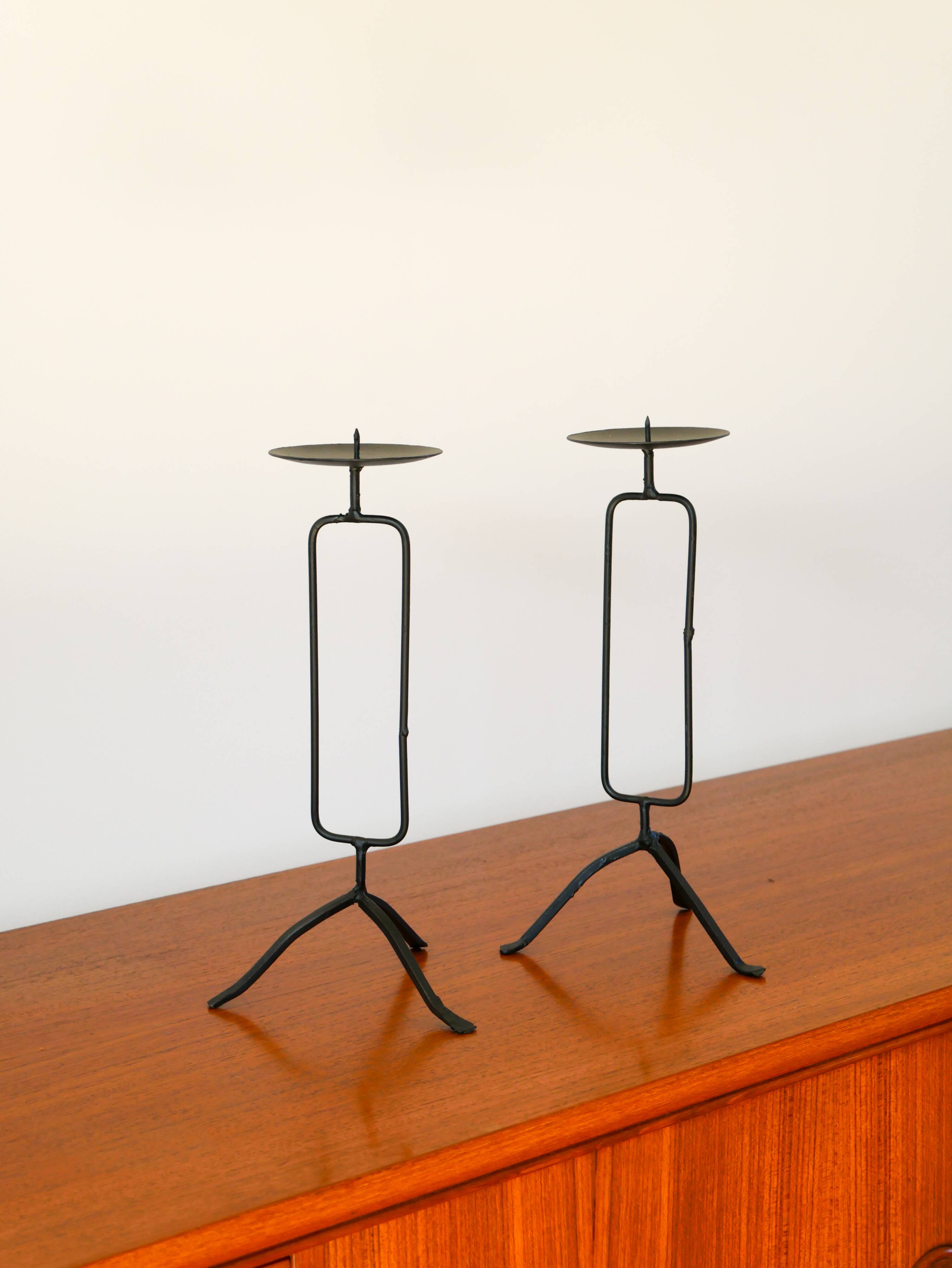 Pair of black iron tripod candlesticks, Brutalist, 1970 - 30 cm