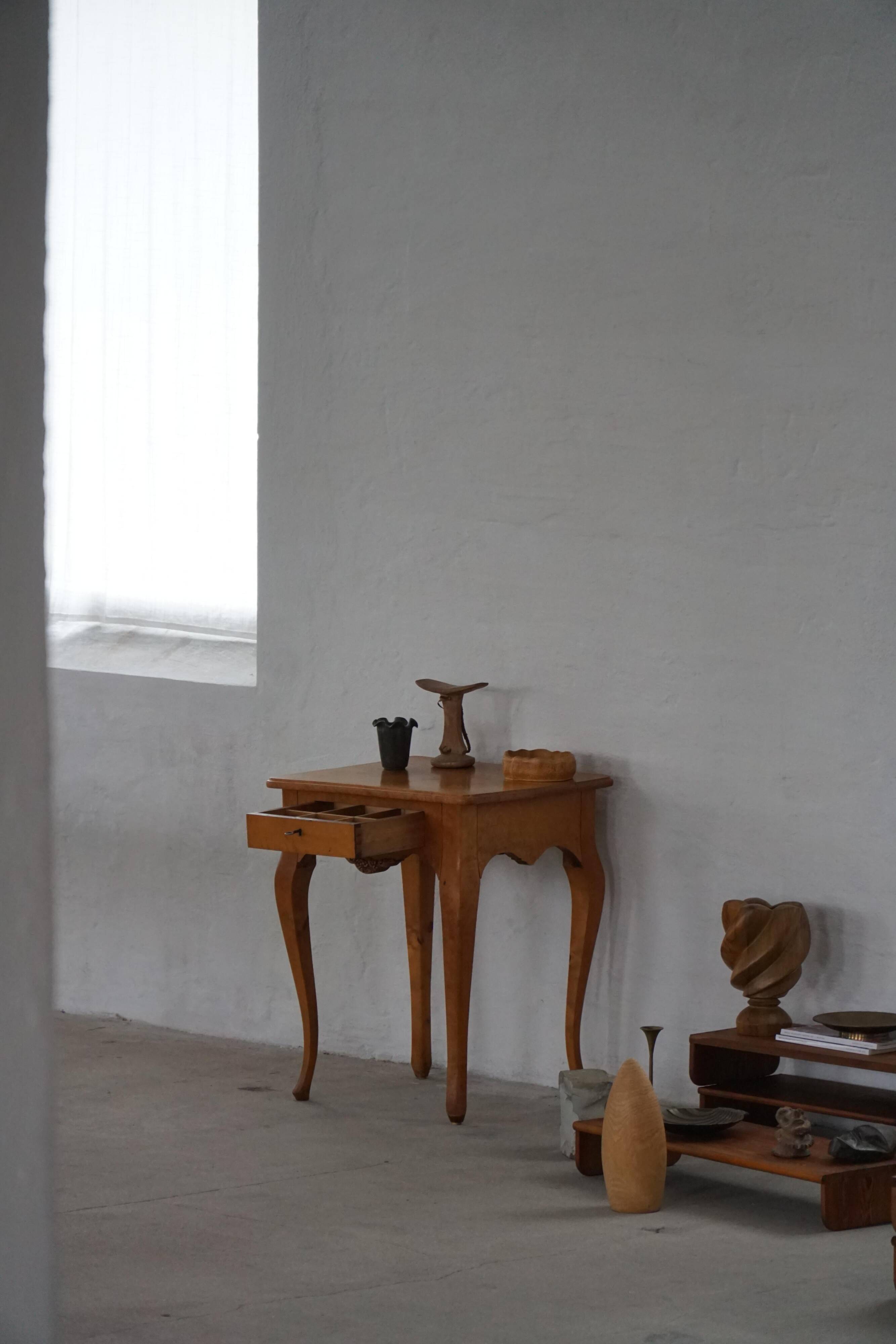 Table d'appoint danoise de style rococo en bouleau avec tiroir, début du 20e siècle