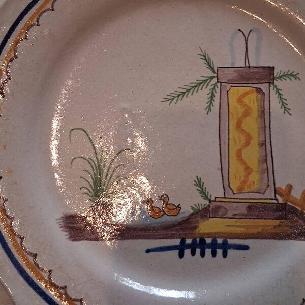Assiette plate au contour festonnés en faïence de Nevers en bon état du 18