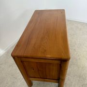 Commode en orme massif Maison Regain, France années 60