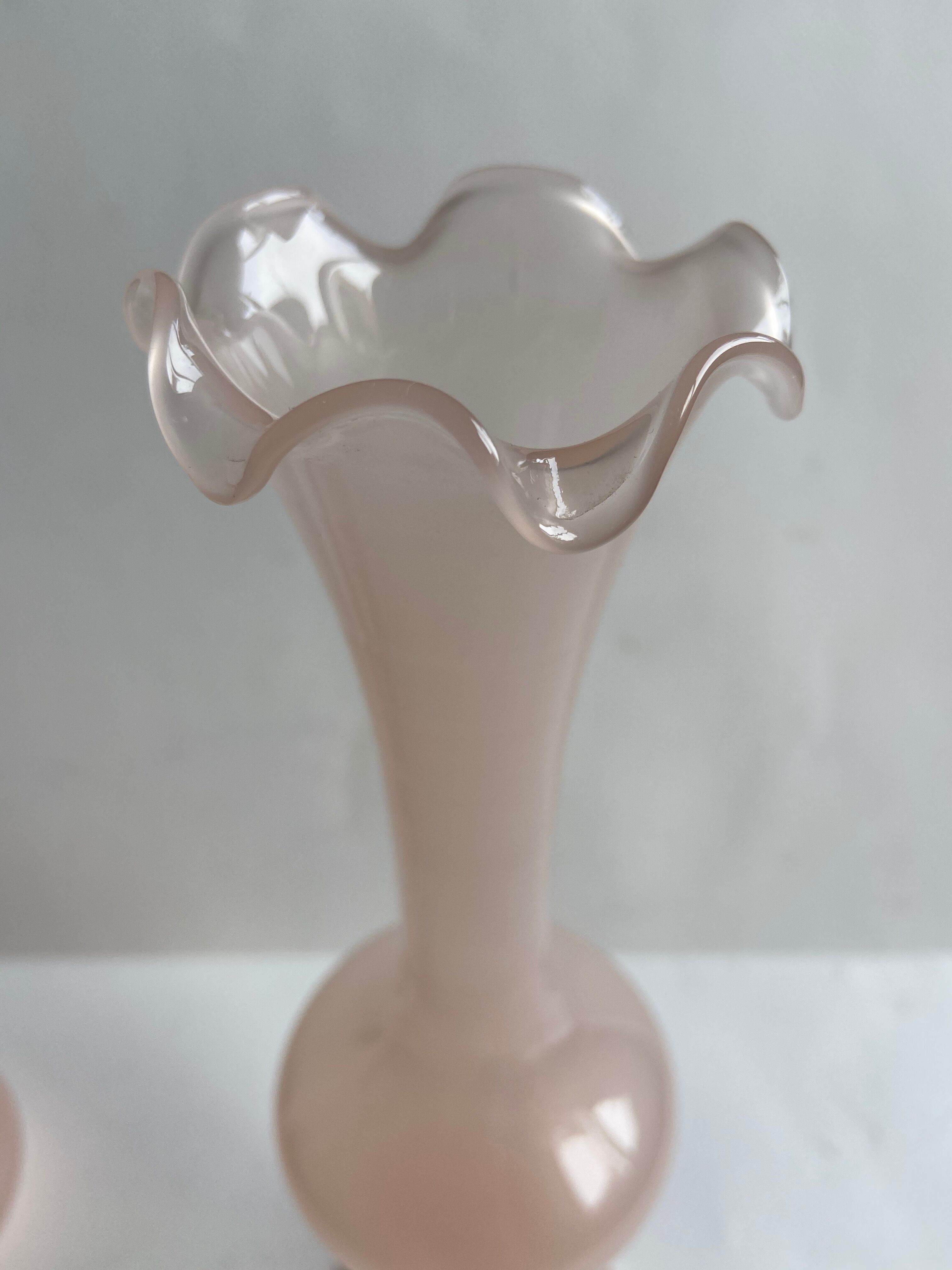 Paire de vases en opaline rose