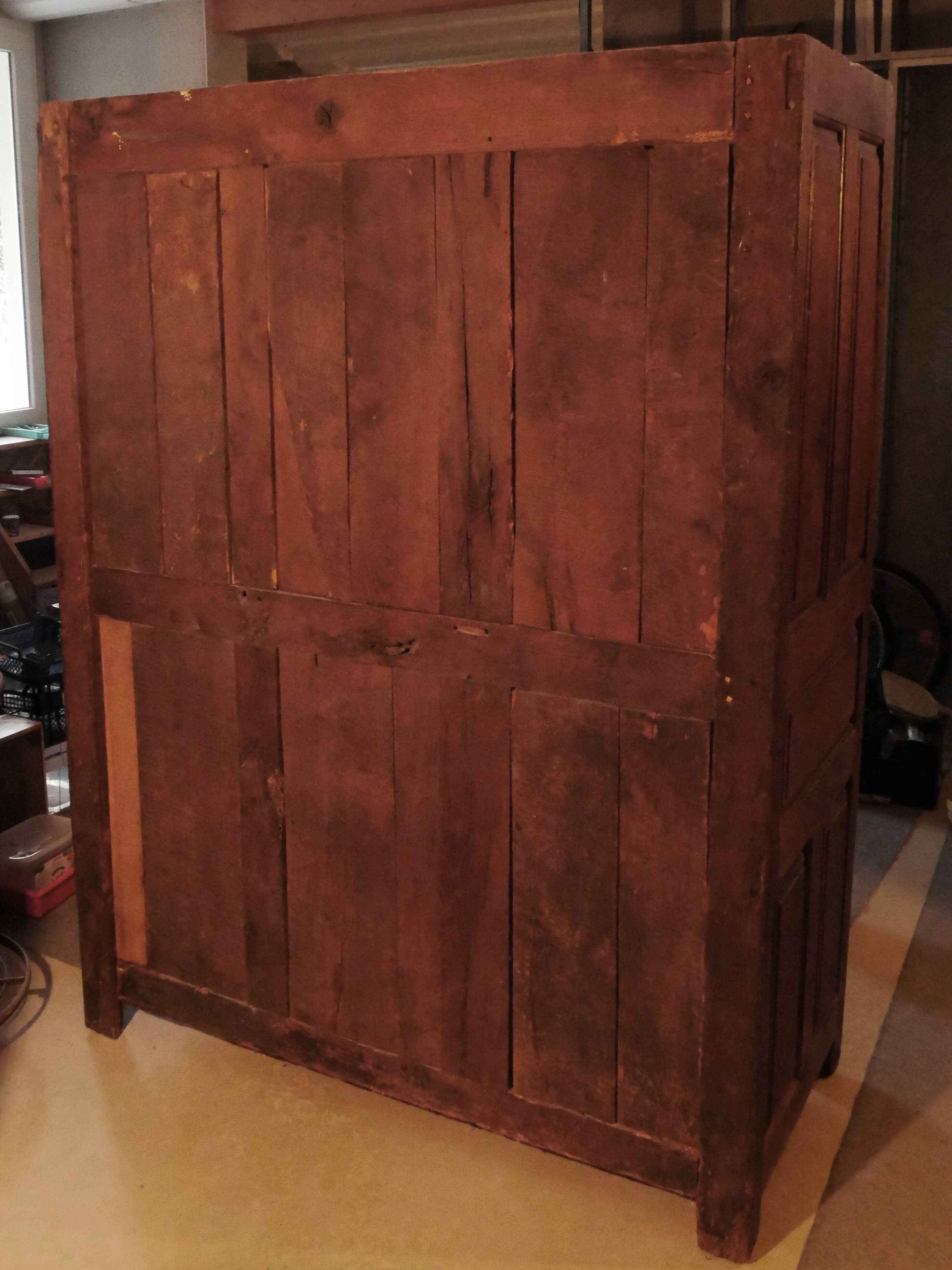 Malouine wardrobe in oak from the early 18th century.