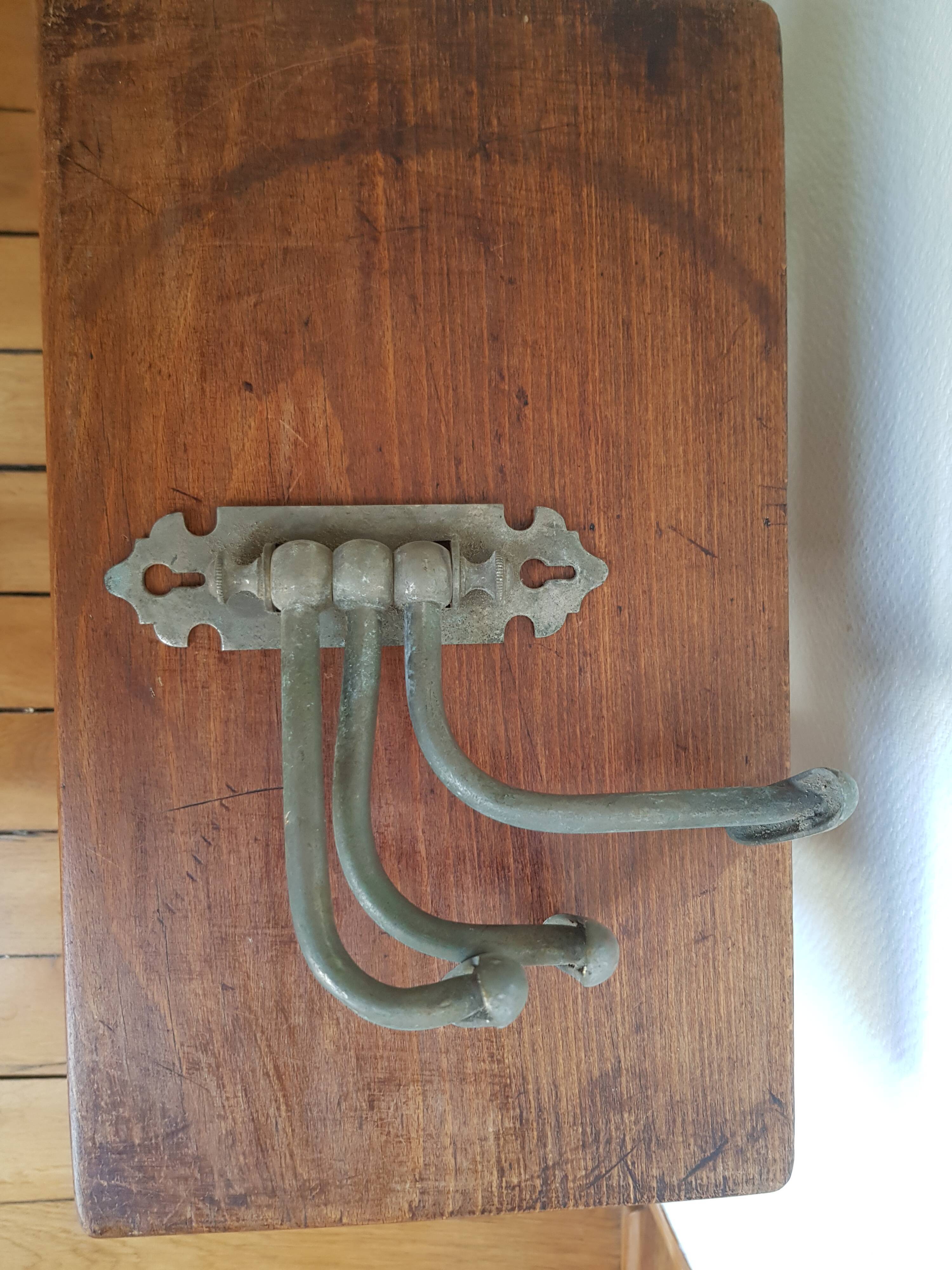 Tin wall patere has 3 hooks