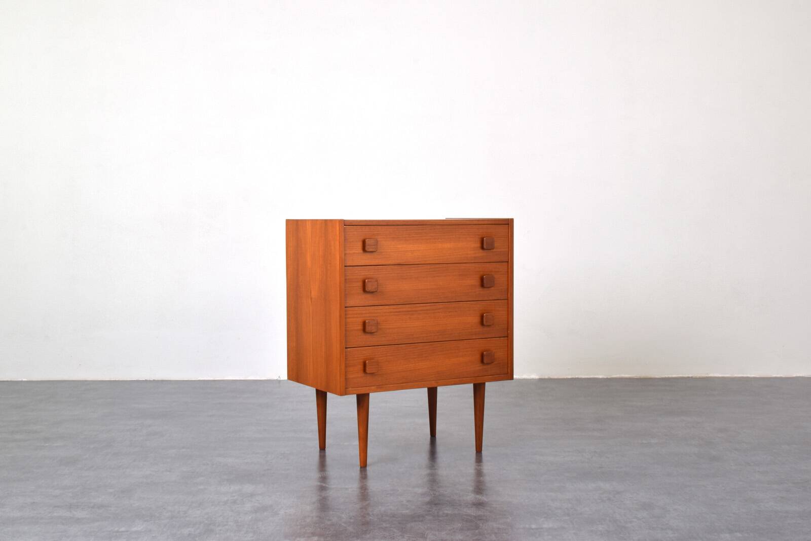 Commode danoise en teck du milieu du siècle de Domino Mobler, années 1960.
