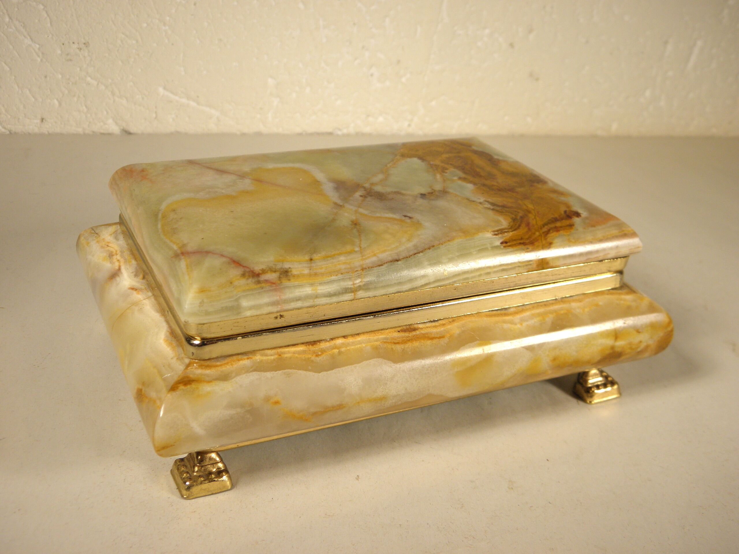 Box in onyx and gilded metal 18 x 13 cm
