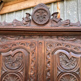 Armoire bretonne ancienne en chêne sculpté