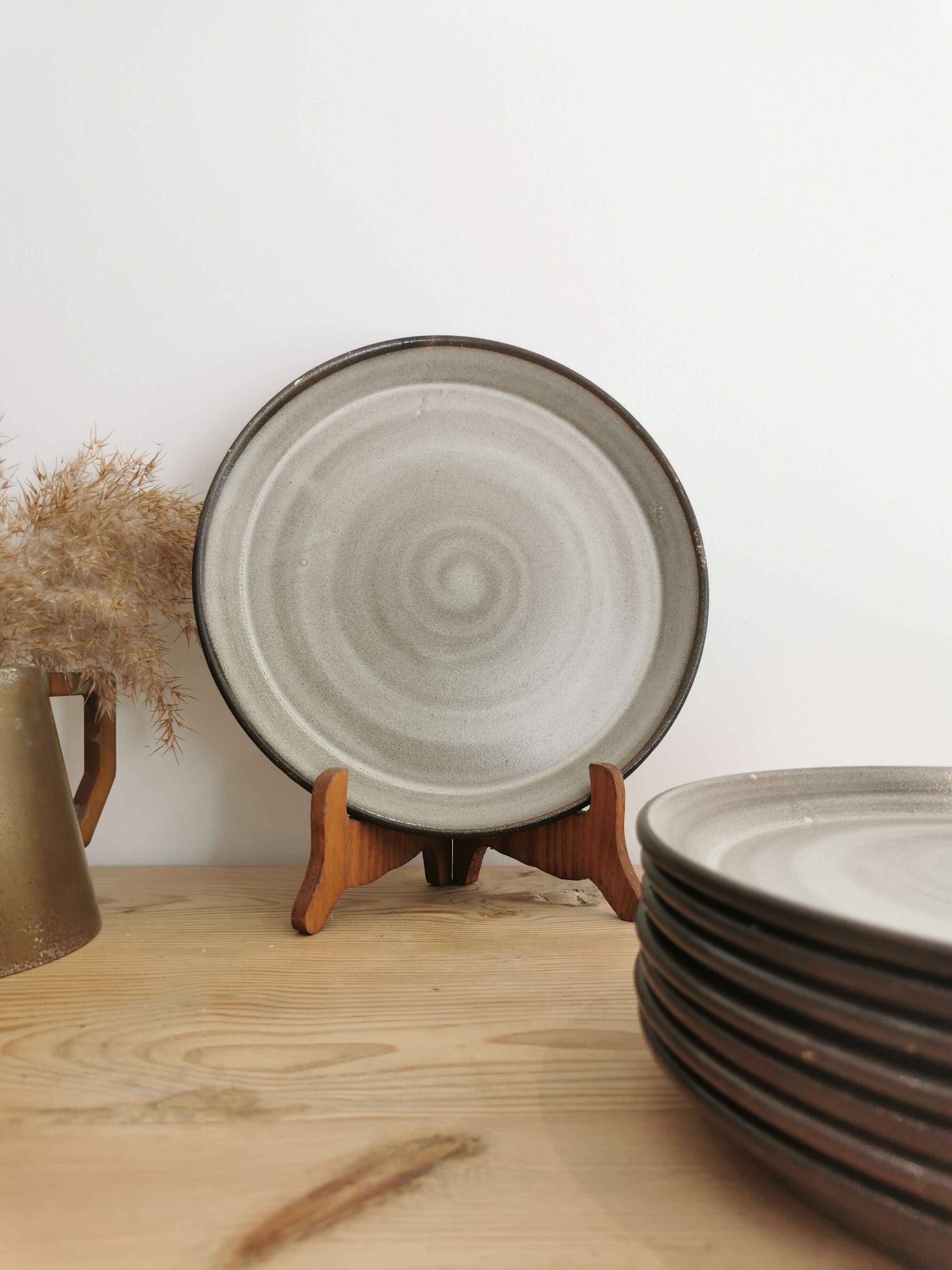 8 flat plates in vintage ceramic