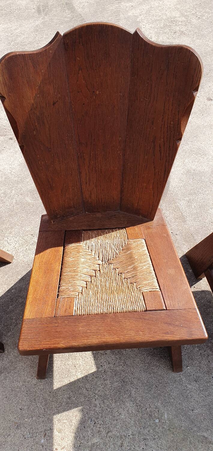 Ensemble de 5 anciennes chaises de feu en chêne à faible dossier, tressées de jonc, de style rural néerlandais.