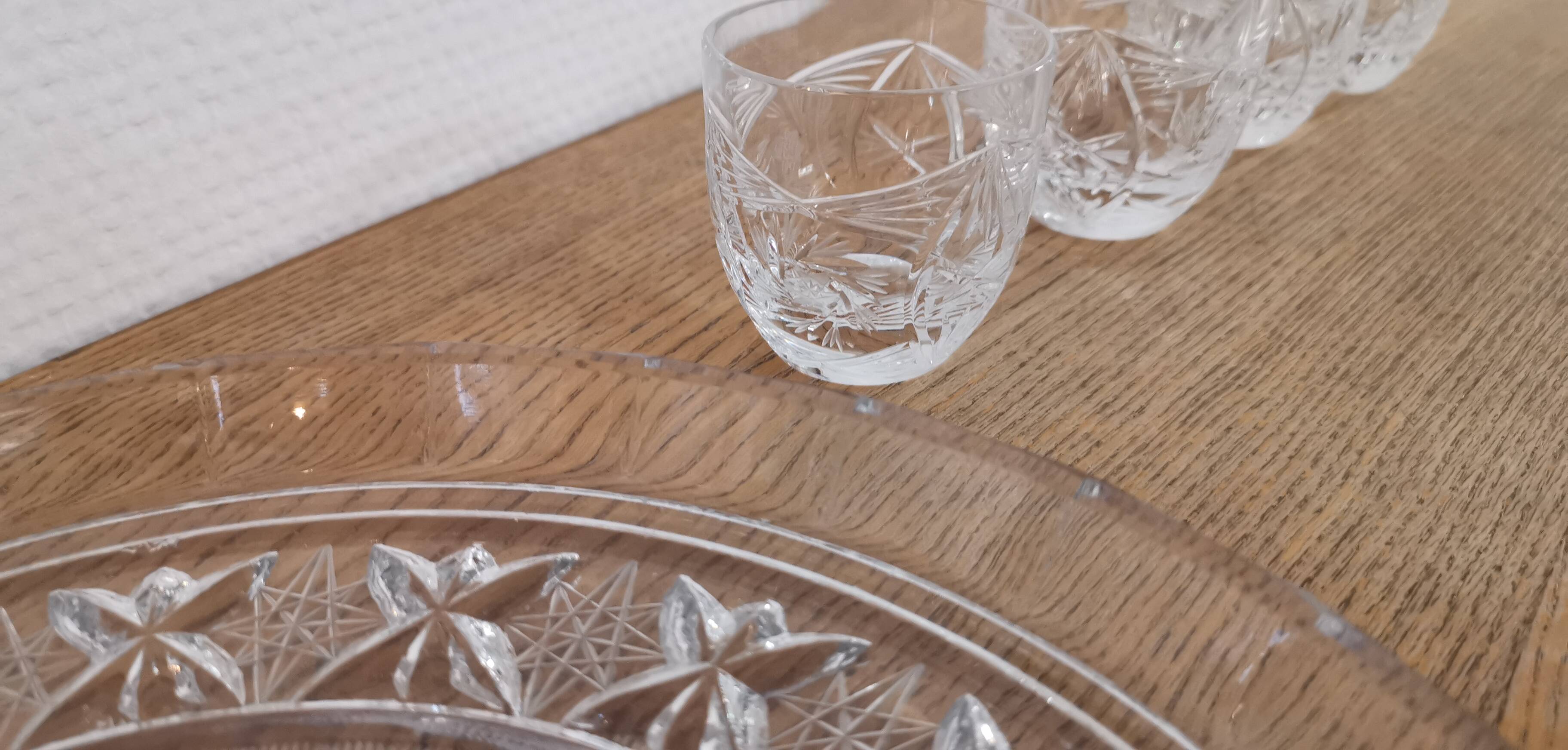 Presentation service 8 glasses and its Bohemian Cristal style dish