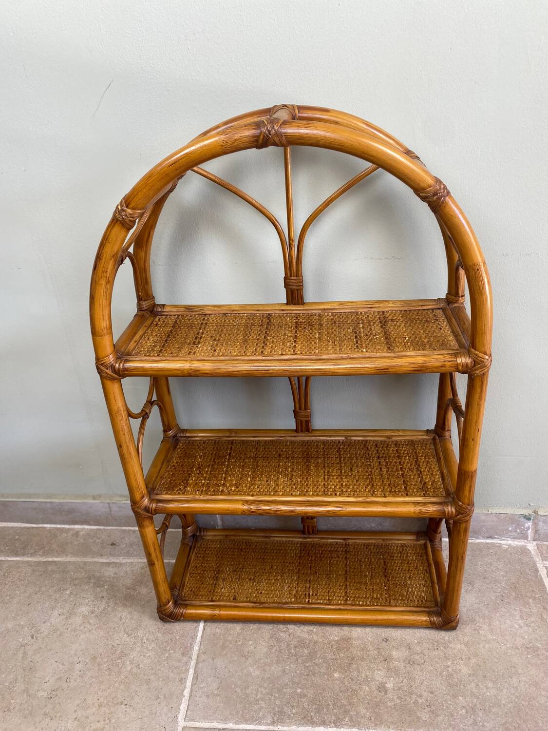 Étagère en rotin vintage