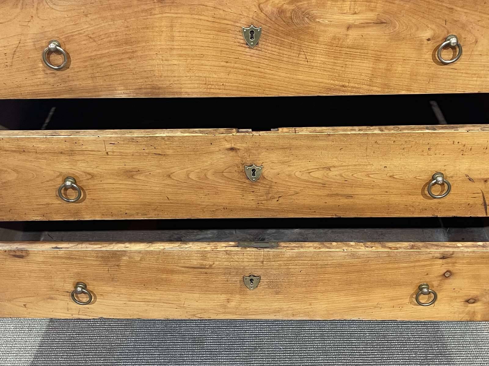 Commode Restauration XIXème en merisier et dessus marbre noir