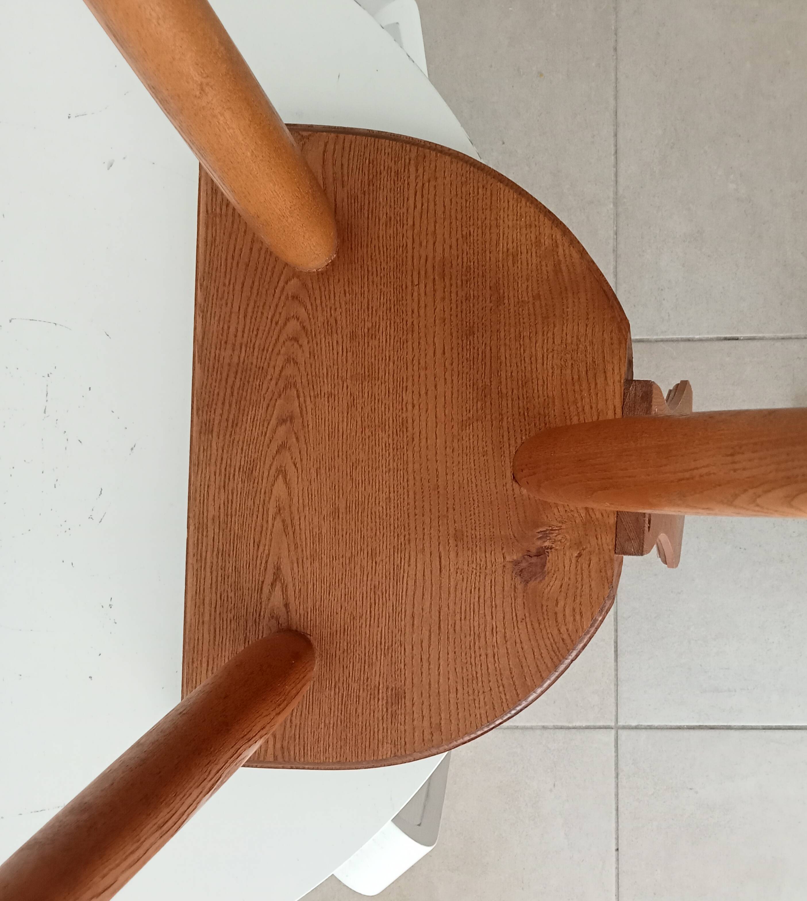 Low brutalist tripod chair in solid oak from the 1960s.