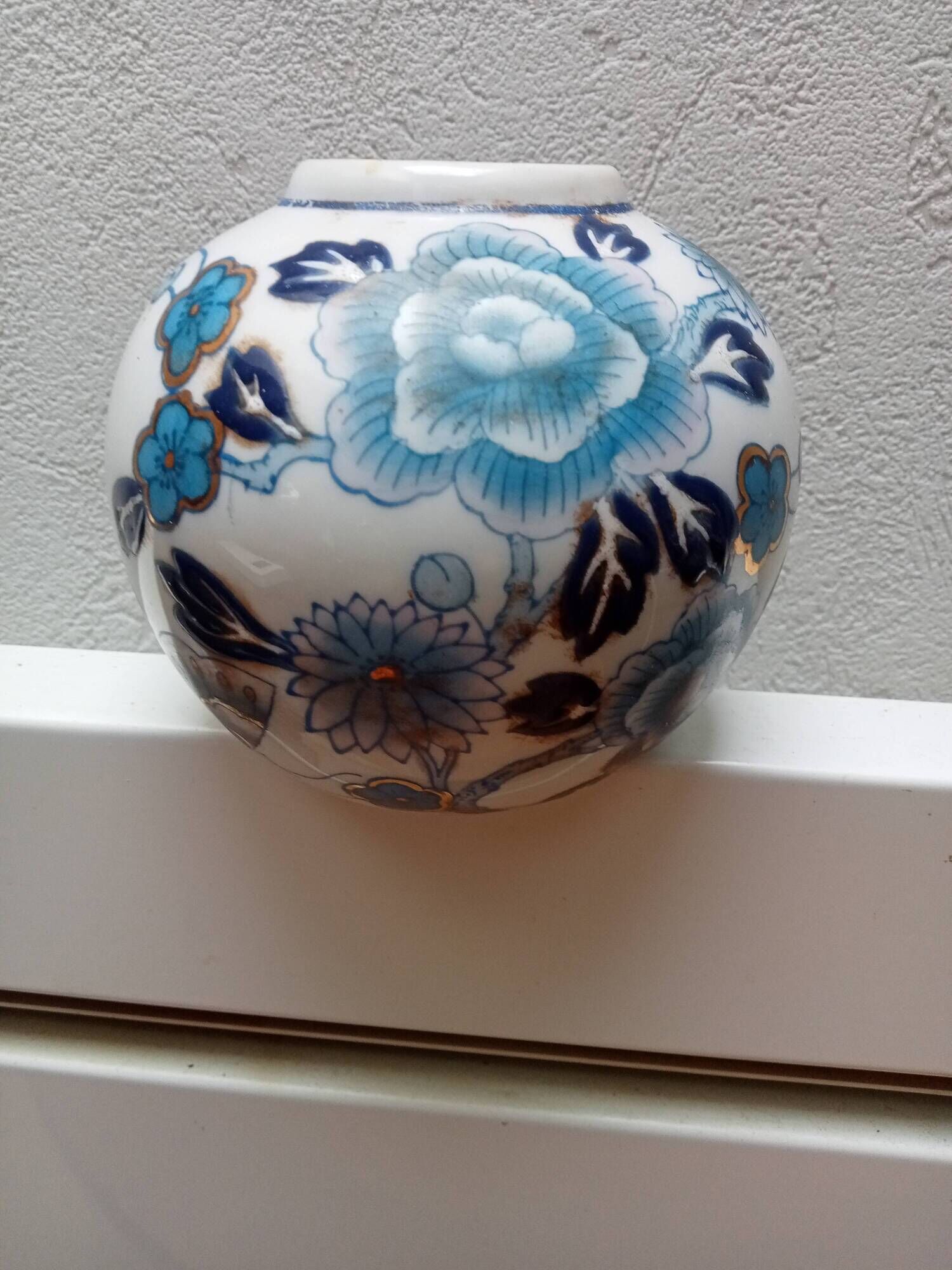 round porcelain vase from China, 19th century, glazed, diameter 11 cm, height 10 cm