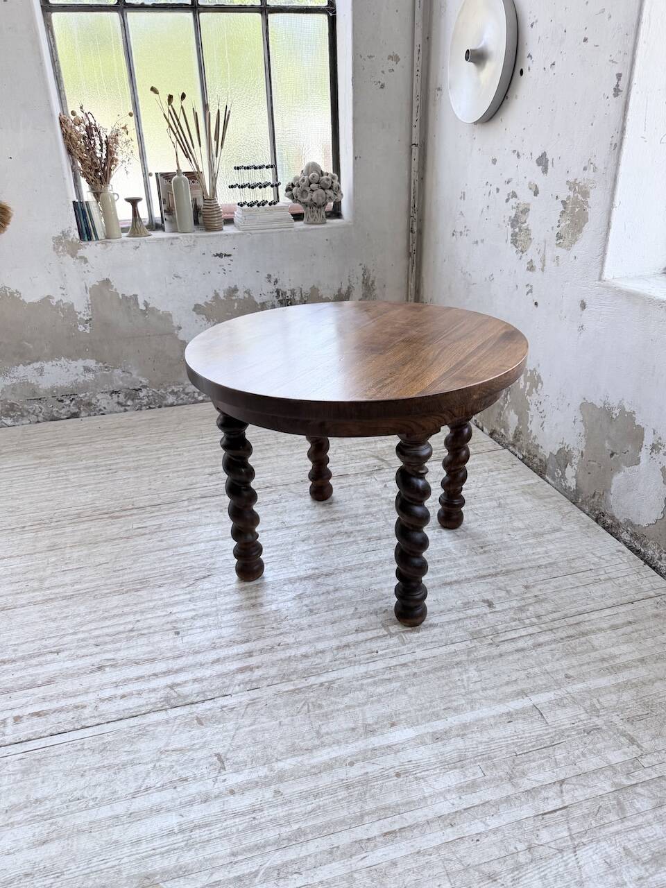 Table 1900 walnut round turned legs
